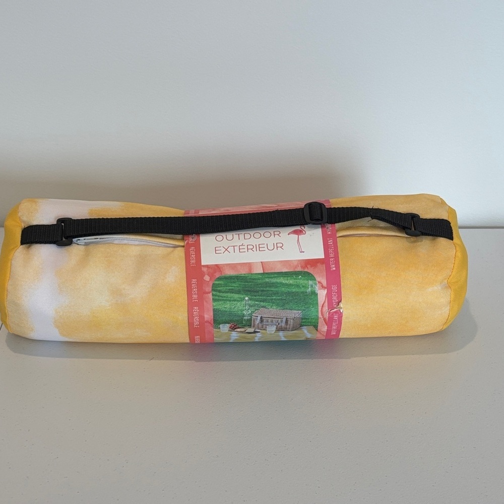Yellow Outdoor blanket with cover & carrying Strap zipper closure reversible NEW